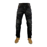 Hombres delgados montando jeans